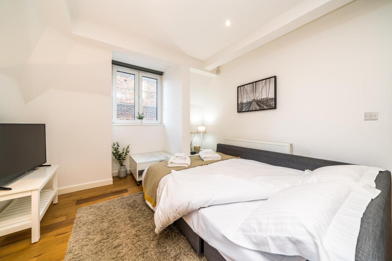 Vibrant Vauxhall Apartment